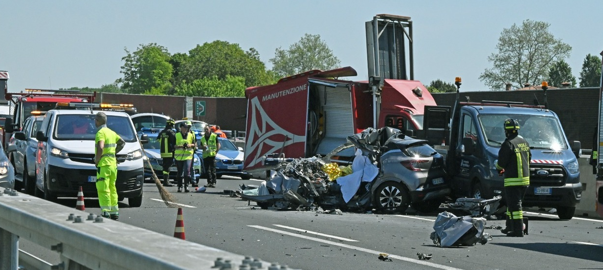 Auto contro un cantiere sull’A4, due morti