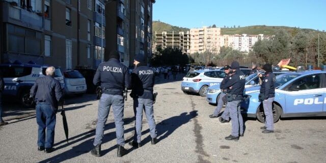 Catanzaro, poliziotti aggrediti da due persone. L’appello: «Necessario l’impegno della politica»