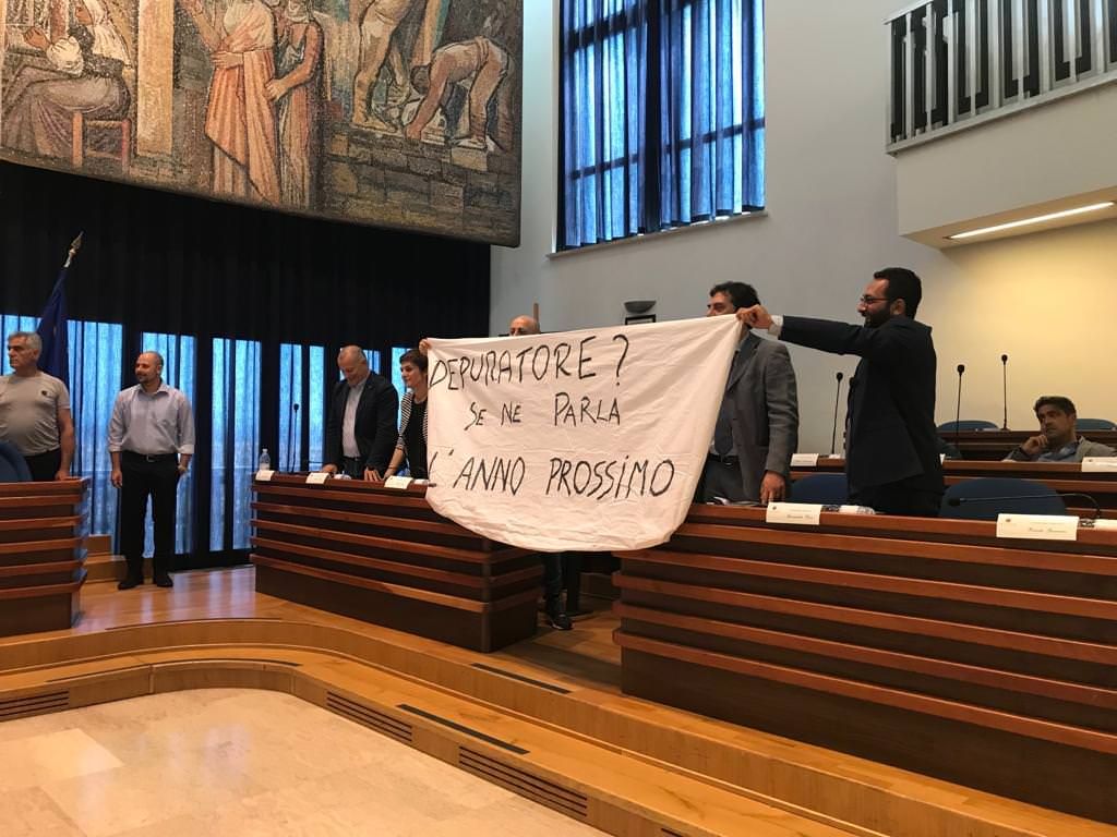 Catanzaro, la protesta degli striscioni per la depurazione in tilt