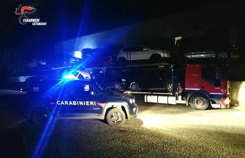 Rubavano carburante dalle auto, in manette due persone a Falerna