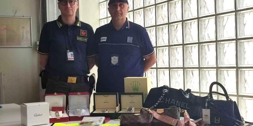 Cartier e Rolex falsi in vendita a 25mila euro, sequestri all'aeroporto di Lamezia