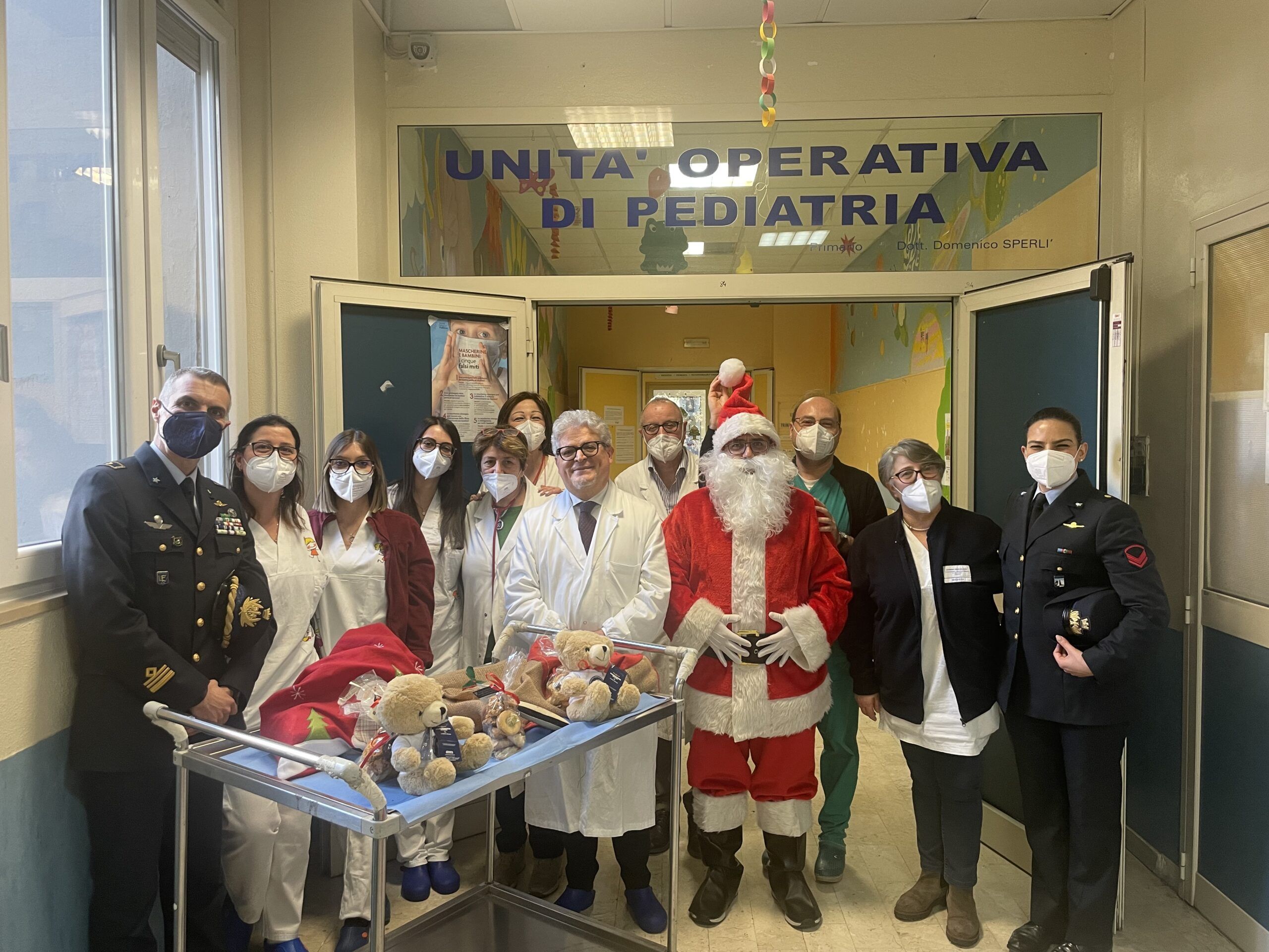 Cosenza, doni dell’Aeronautica ai bimbi in corsia