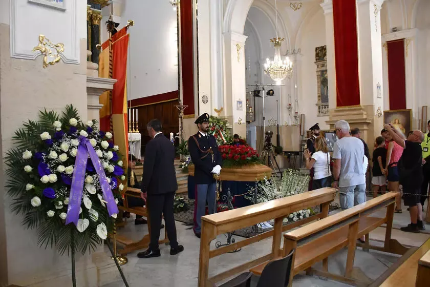 Pippo Baudo, il saluto della sua Militello: in centinaia alla camera ardente