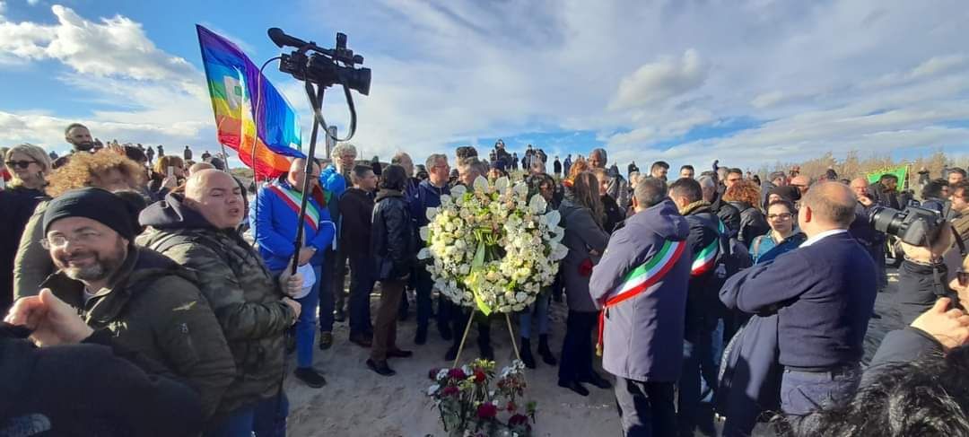 Cutro capitale del dolore. In 5mila per non dimenticare la strage. «Questo premier non vi rappresenta» – FOTO E VIDEO