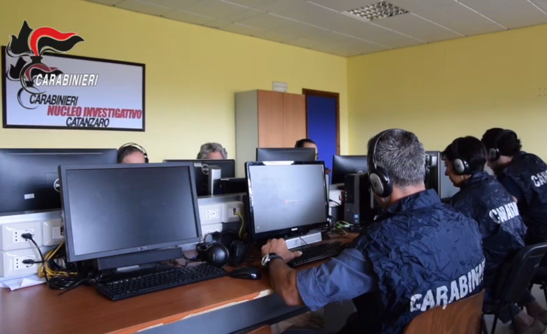 Il summit del clan per le farmacie e la paura di Giovanni Abramo: «Non è che ci sono i servizi segreti?»