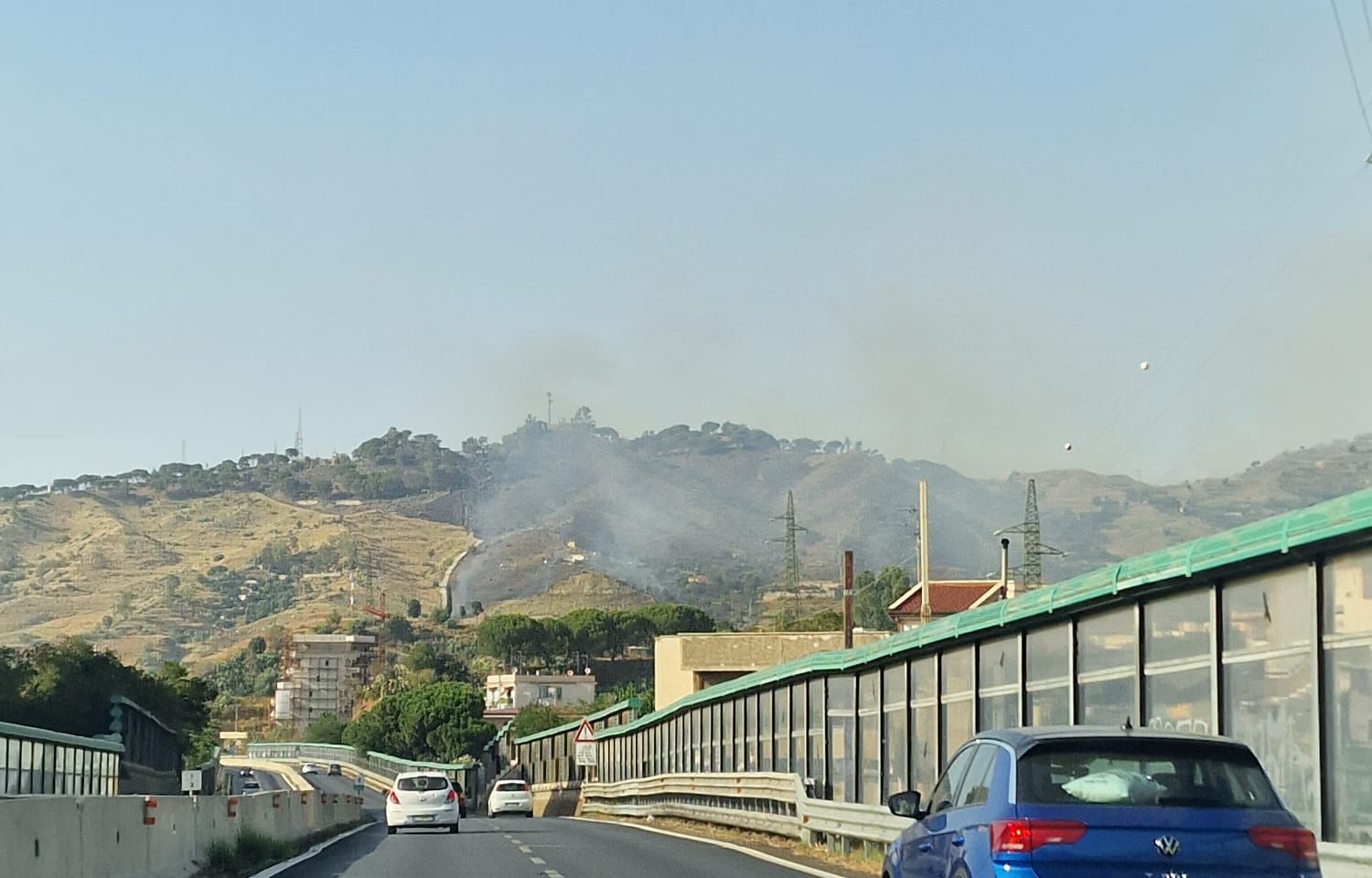 Fronte di fuoco dalla periferia nord di Reggio Calabria si avvicina alle abitazioni. Interventi in corso