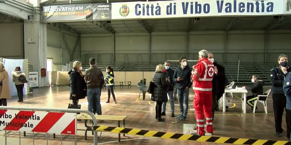 Vibo, al via le vaccinazioni per il personale scolastico: saranno 5 mila