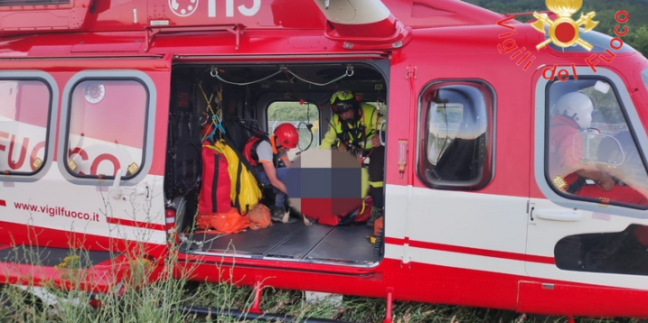 Escursionista ferito nel Cosentino: recuperato in elicottero dai Vigili del fuoco – FOTO