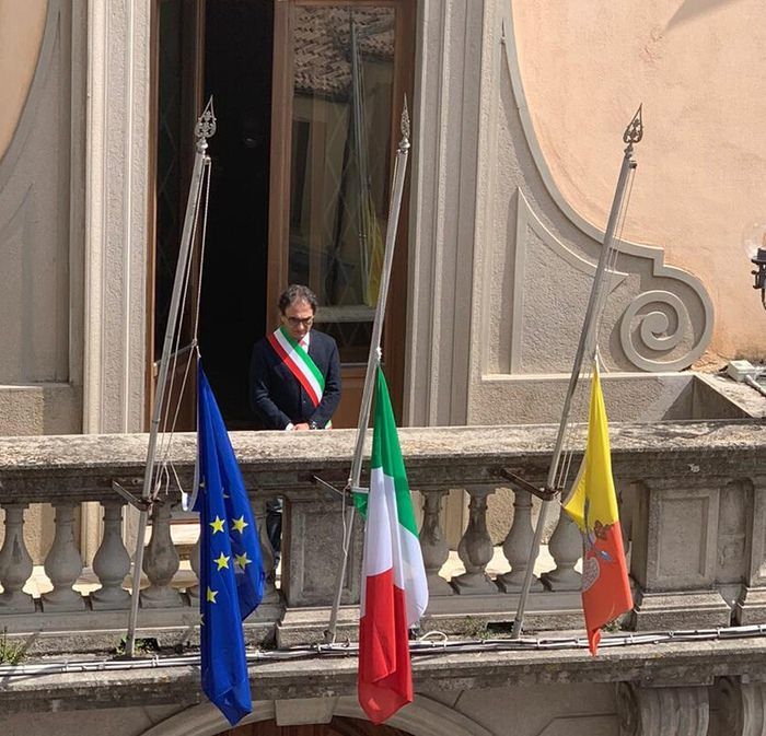 Coronavirus, bandiere a mezz'asta in Calabria