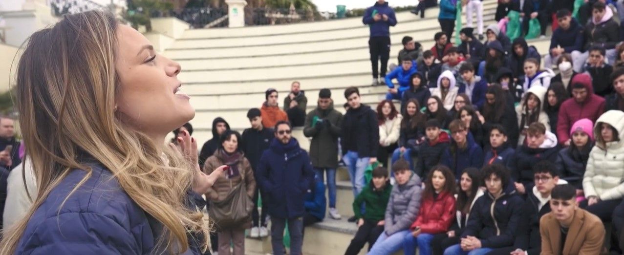 Angela Robusti insieme a 1.500 studenti pulisce il lungomare di Reggio – VIDEO