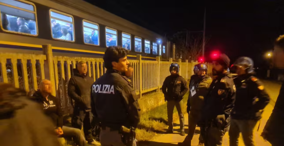 Treno assaltato dai tifosi, 8 arresti