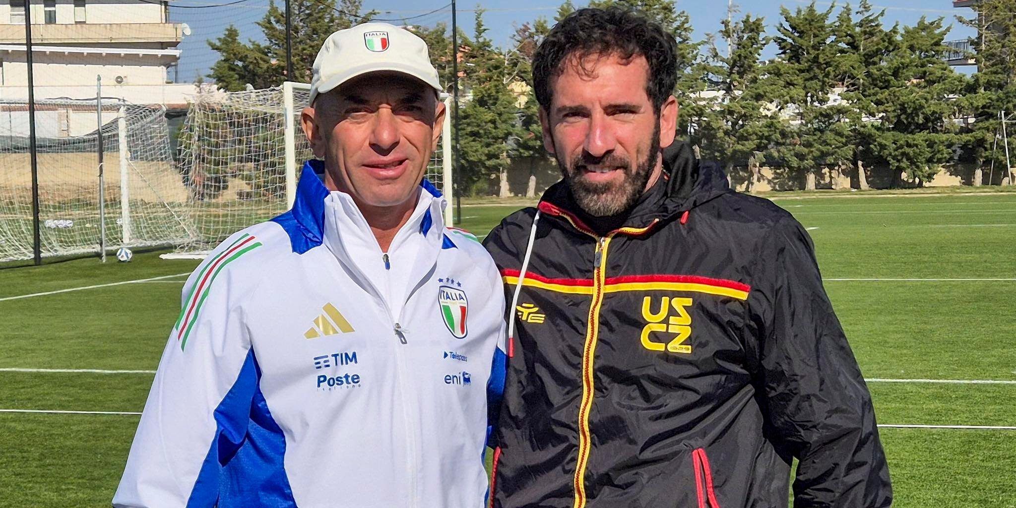 Il tecnico della Nazionale Under 19 Bollini incontra Caserta. Poi l’abbraccio con Iemmello