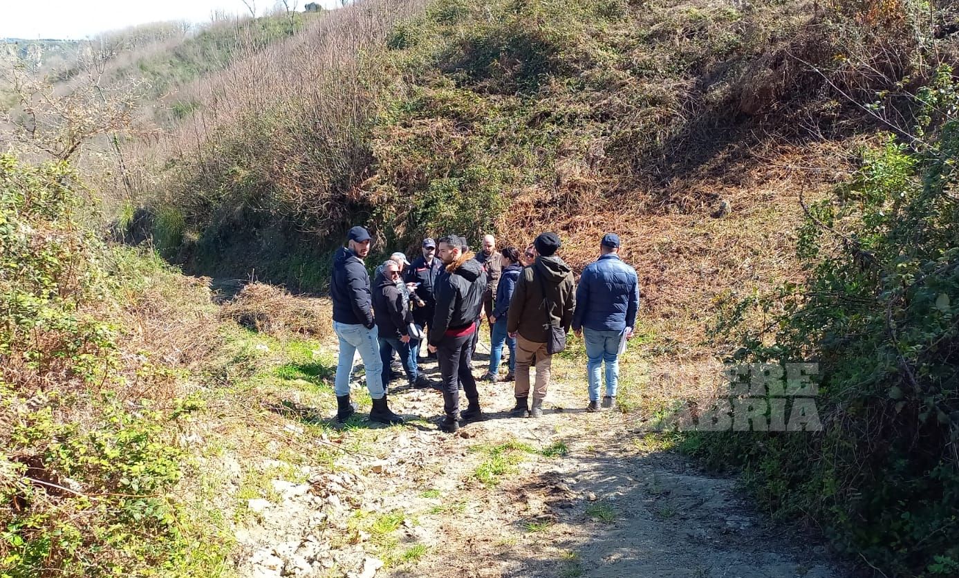 Nel Vibonese si scava per cercare il cadavere di un giovane. Indagano i carabinieri