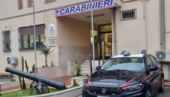 Furti ai danni di attività commerciali nel Crotonese: blitz notturno dei carabinieri
