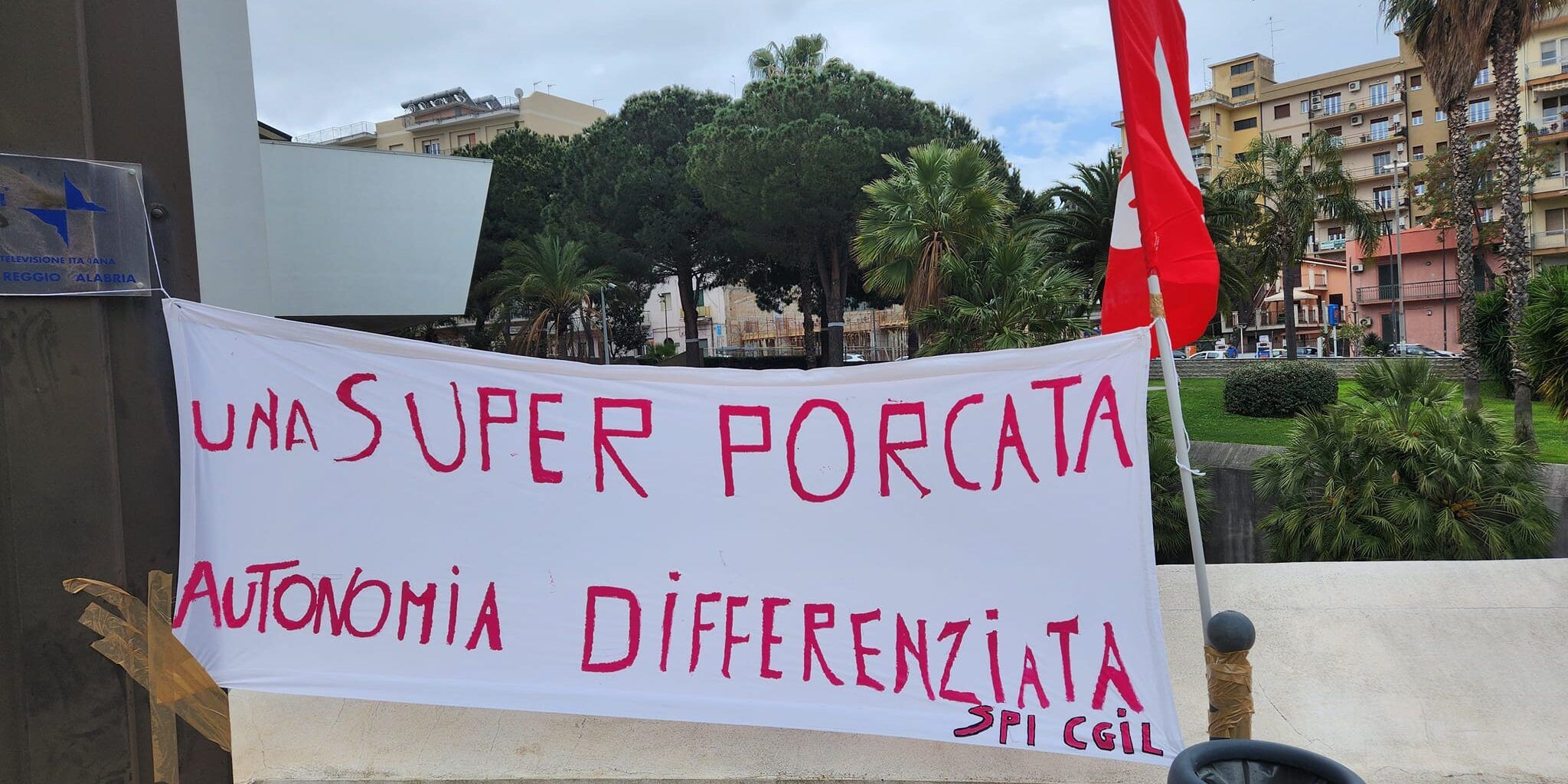 Autonomia differenziata, sit-in della Cgil davanti il Consiglio regionale: «Stop al Dl Calderoli»