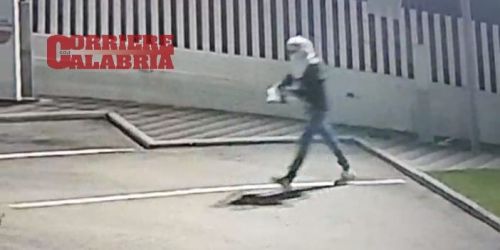 Notte di paura a Rende, ordigno esplode in una concessionaria