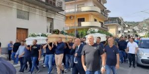 Gioiosa Ionica: l’ultimo saluto a Maria Sophie, Grace Fatima e papà Vincenzo
