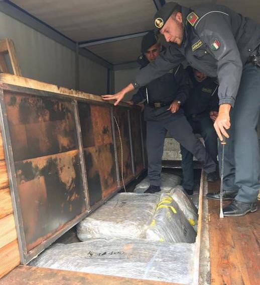 Oltre 150 kg di marijuana nel camion, 32enne arrestato sulla 106