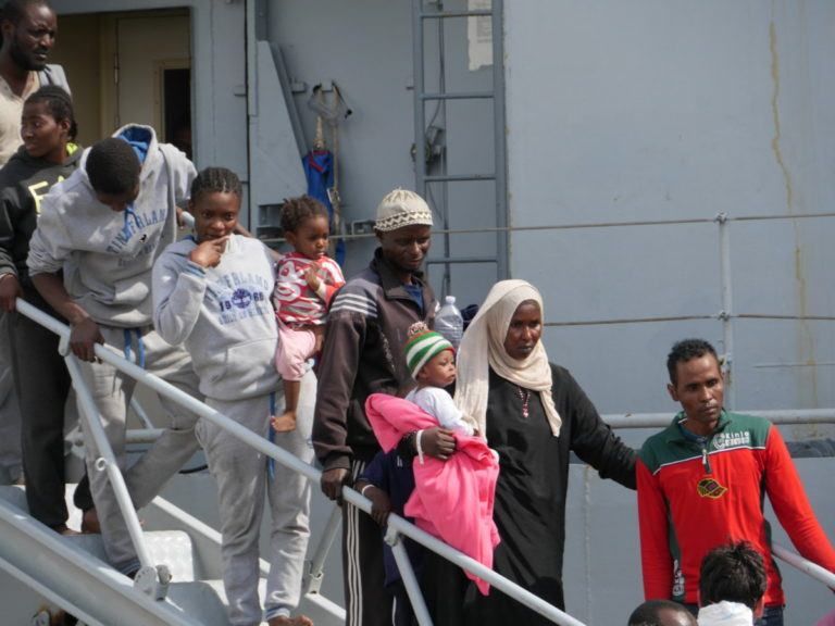 Crotone, sbarcati 474 migranti
