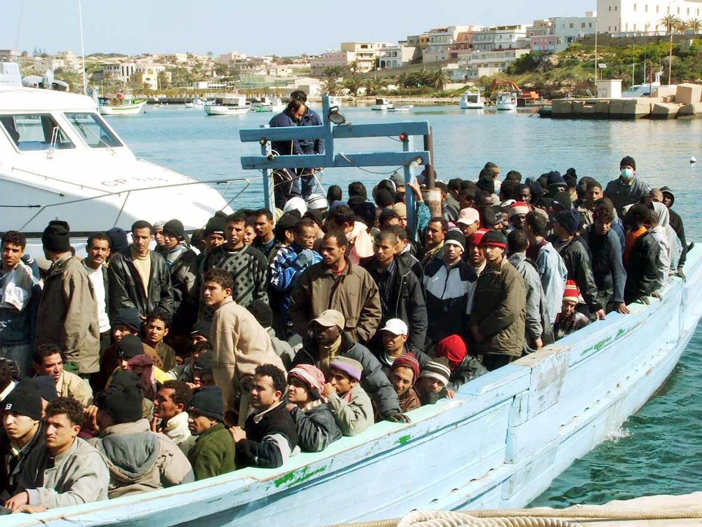 Roccella, barcone alla deriva con 32 persone