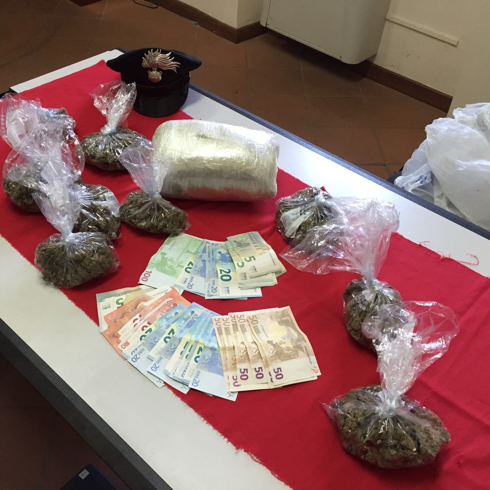 Nascondeva in casa droga, arrestato