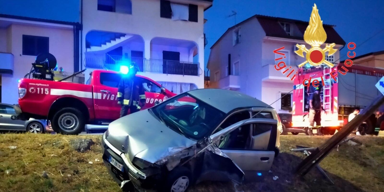 Gizzeria, sbanda e finisce su un palo della rete telefonica