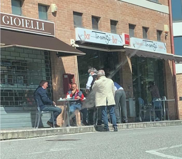 Catanzaro, spunta qualche tavolino fuori dai bar: poi la "doccia fredda"