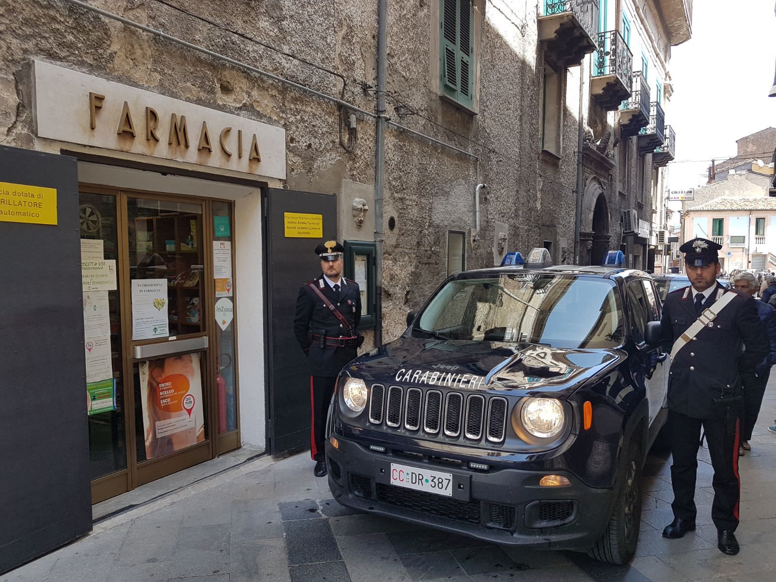 Ruba l’incasso della farmacia ma fuori lo aspettano i carabinieri