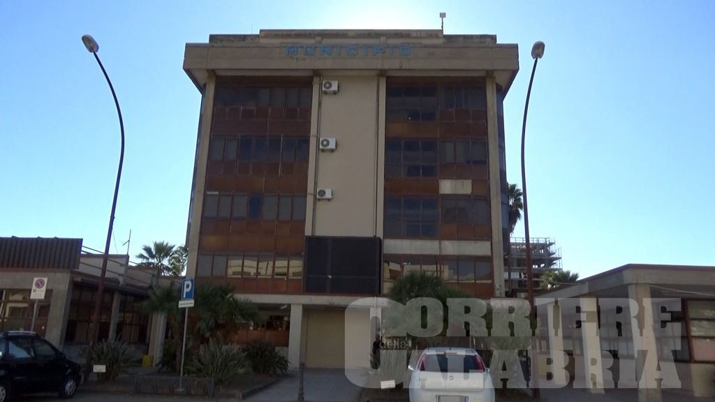 Paura a Lamezia, cade ascensore al Comune: nessun ferito