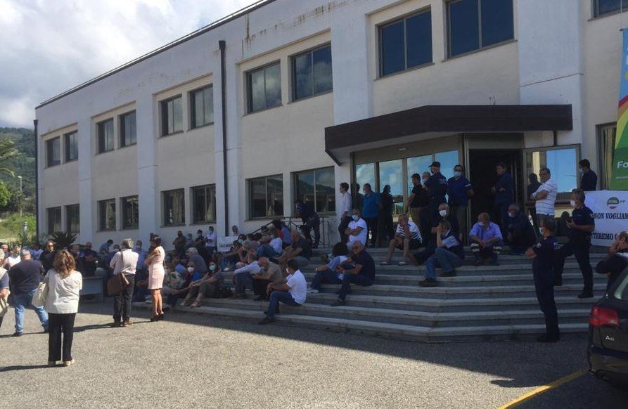 Lamezia, dai debiti verso i dipendenti comunali ai decreti "illegittimi": l'affondo dei sindacati