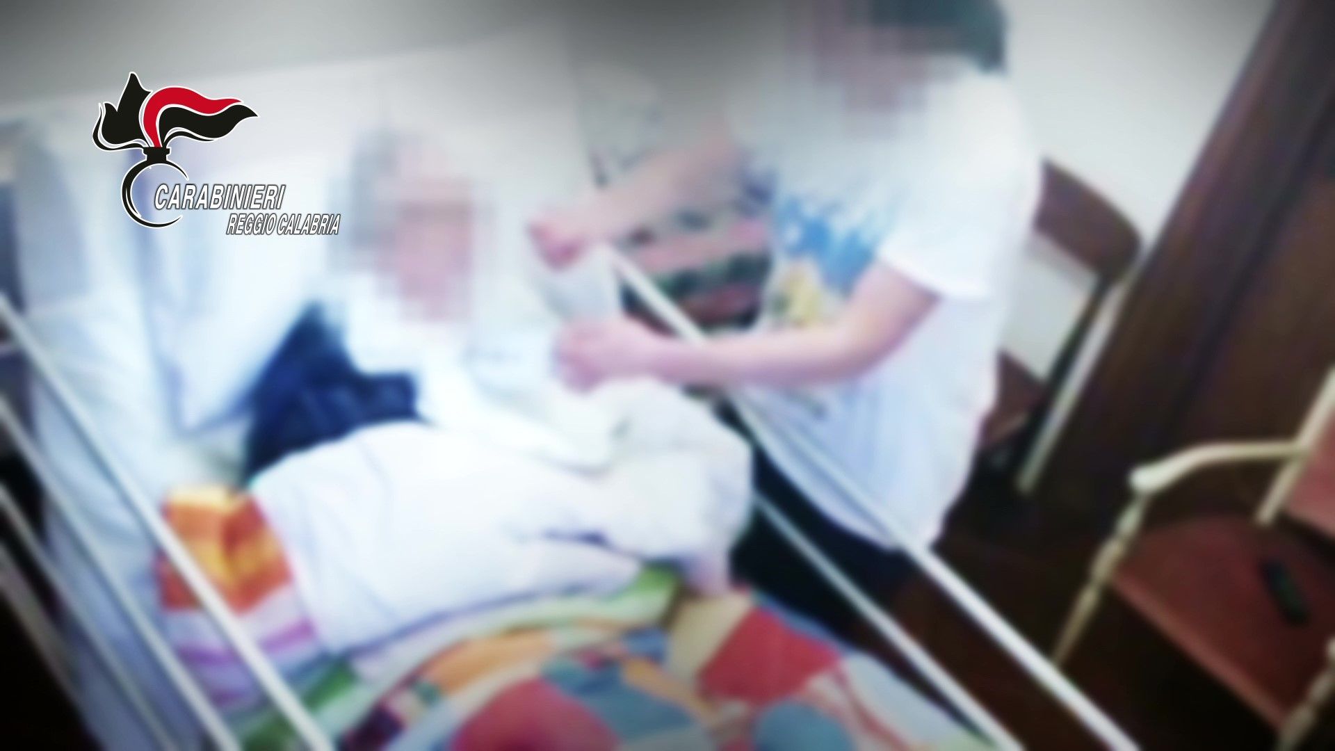 Anziana maltrattata e lasciata senza cibo e acqua, arrestata badante nel Reggino – VIDEO