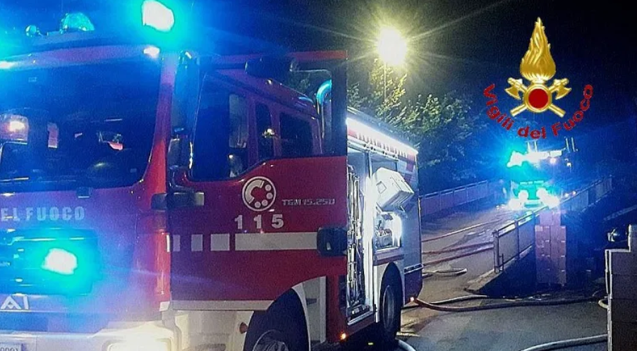 Ancora una notte ad alta tensione a Corigliano Rossano, auto e camion in fiamme