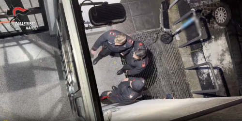 Pusher con stipendi e turni: smantellato "delivery" della droga a Napoli