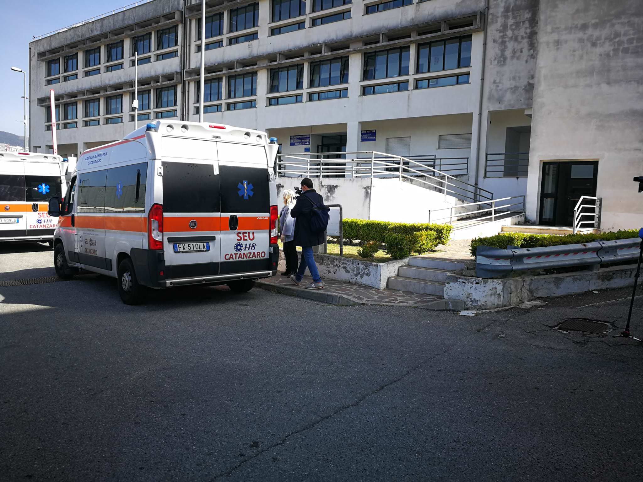 Ospedale Catanzaro, dimessi i due pazienti del Nord: «Qui abbiamo trovato grande affetto» – FOTO