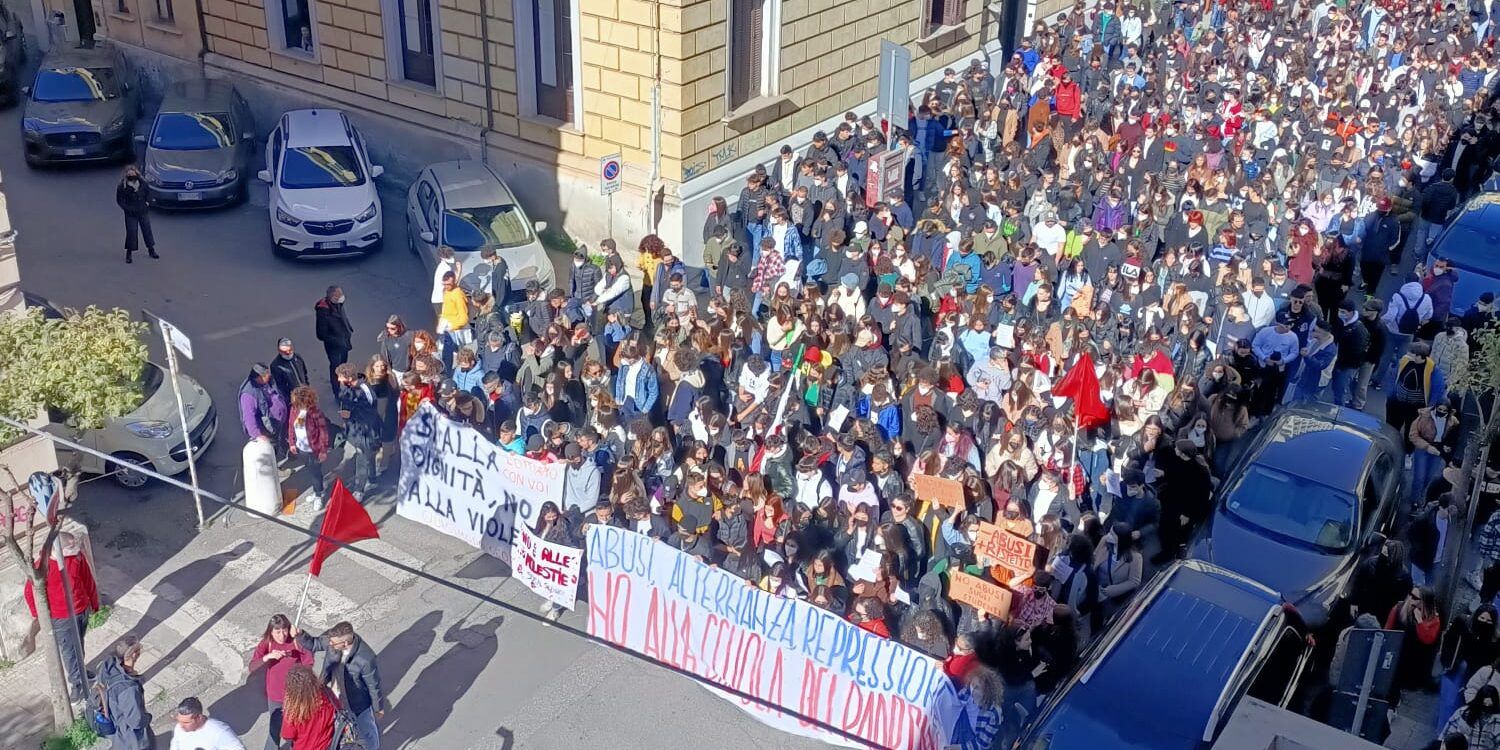 Studenti del Liceo di Castrolibero in piazza: «Chiederemo i centri antiviolenza nelle scuole» – VIDEO
