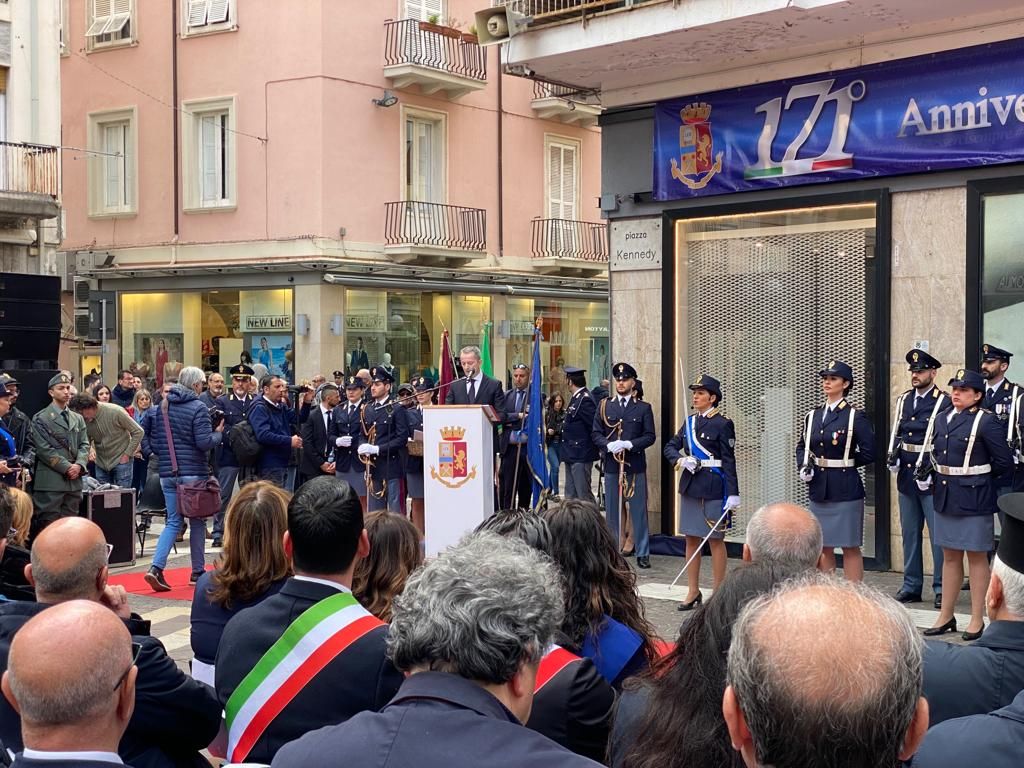 La Polizia celebra i 171 anni di storia «nella piazza centrale di Cosenza» – FOTO E VIDEO