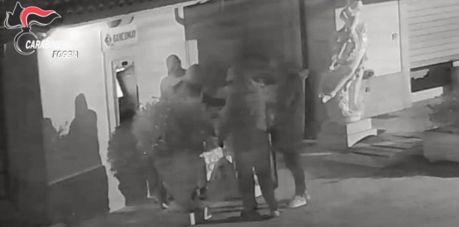 Assalti con esplosivo ai bancomat in diverse regioni, 8 arresti