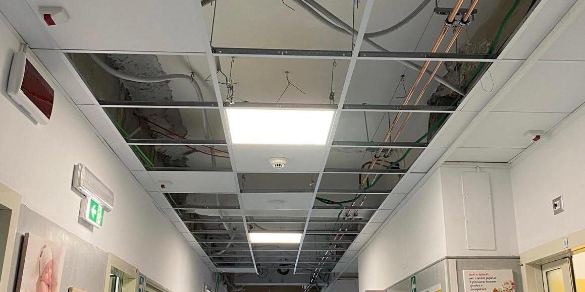 Ospedale di Vibo Valentia, crolla controsoffitto a Ostetricia. Battistini: «Assurdo, lavori ultimati da un mese»