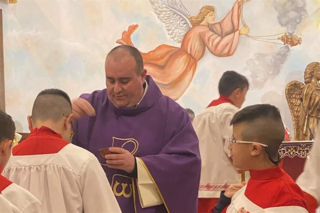 Nuova intimidazione a don Felice Palamara, candeggina dentro l’acqua ed il vino