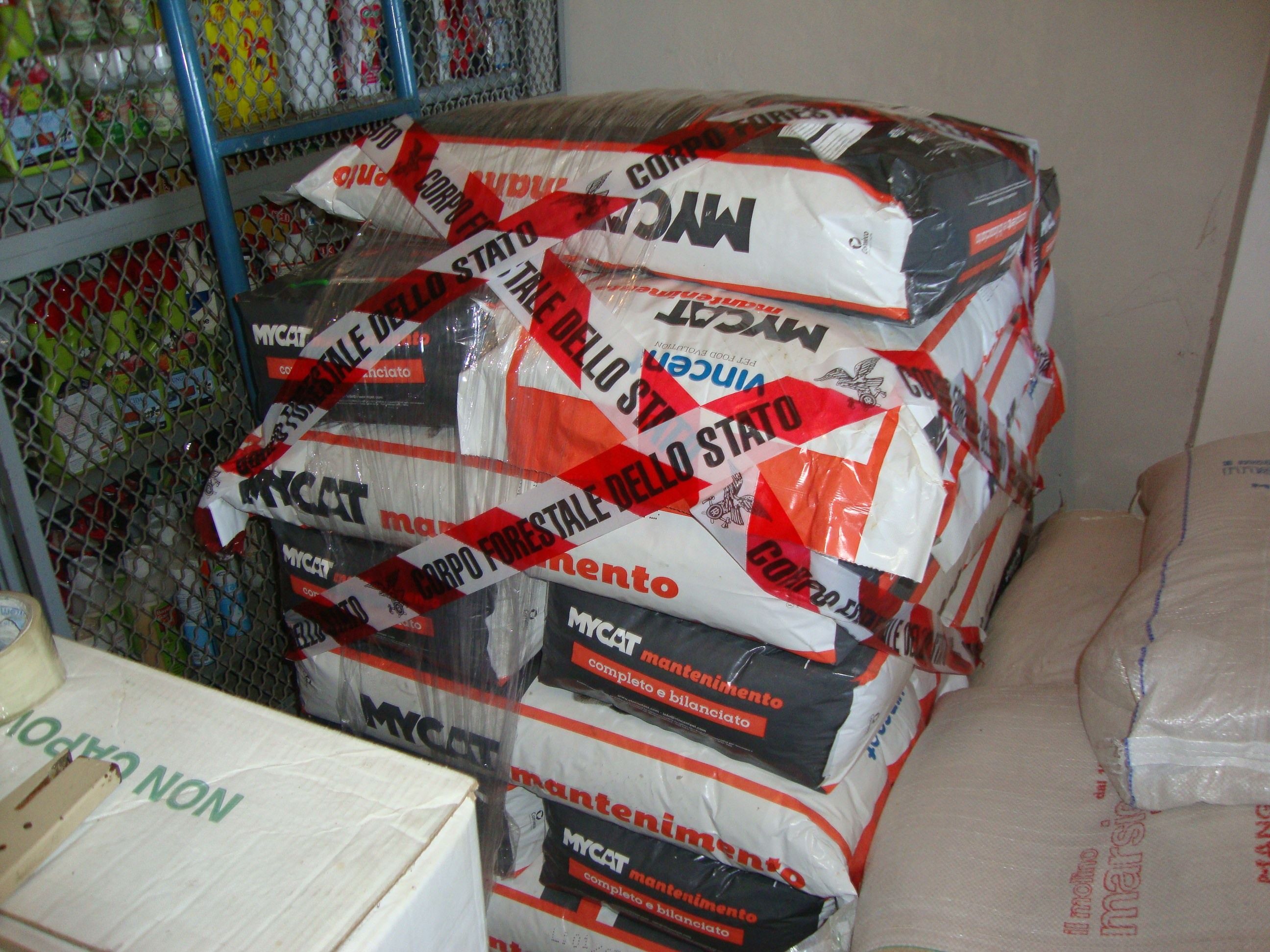 Sequestrati 750 kg di mangimi scaduti nel Soveratese