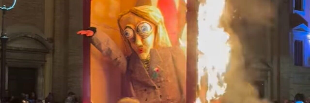 Brucia in piazza un fantoccio della premier Meloni – VIDEO