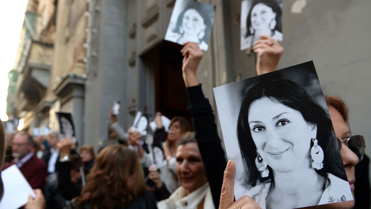 SOLDI SPORCHI | Le “minacce” ai giudici e le risate per la morte di Caruana Galizia