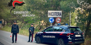 Nicotera, tentata estorsione e pestaggio in centro. Ai domiciliari con braccialetto elettronico