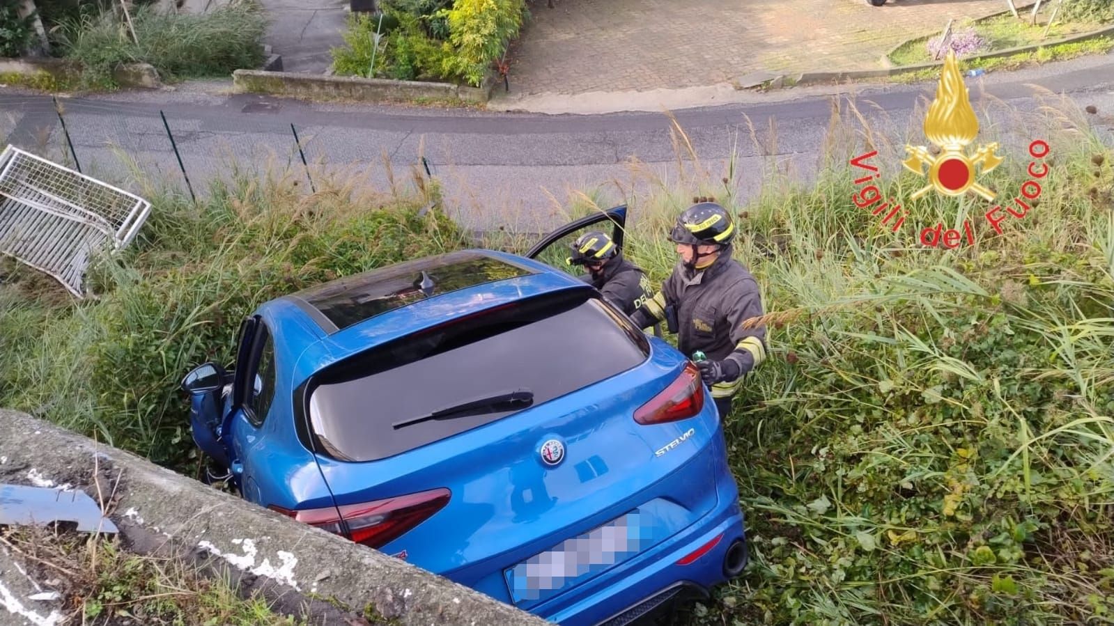 Scontro tra due auto a Catanzaro, una finisce fuori strada. Feriti – FOTO