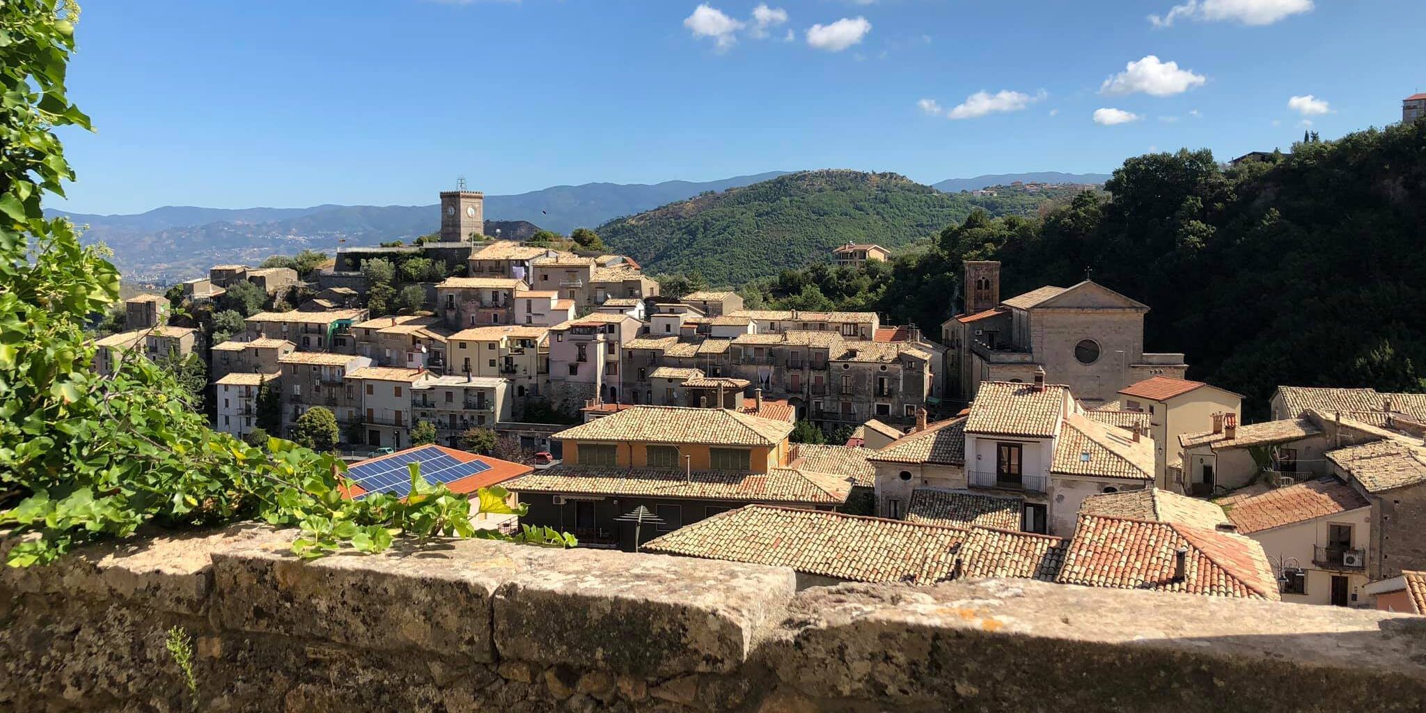 Sputi in faccia a vigile urbano, sdegno a Mendicino. Il sindaco: «Atto gravissimo»