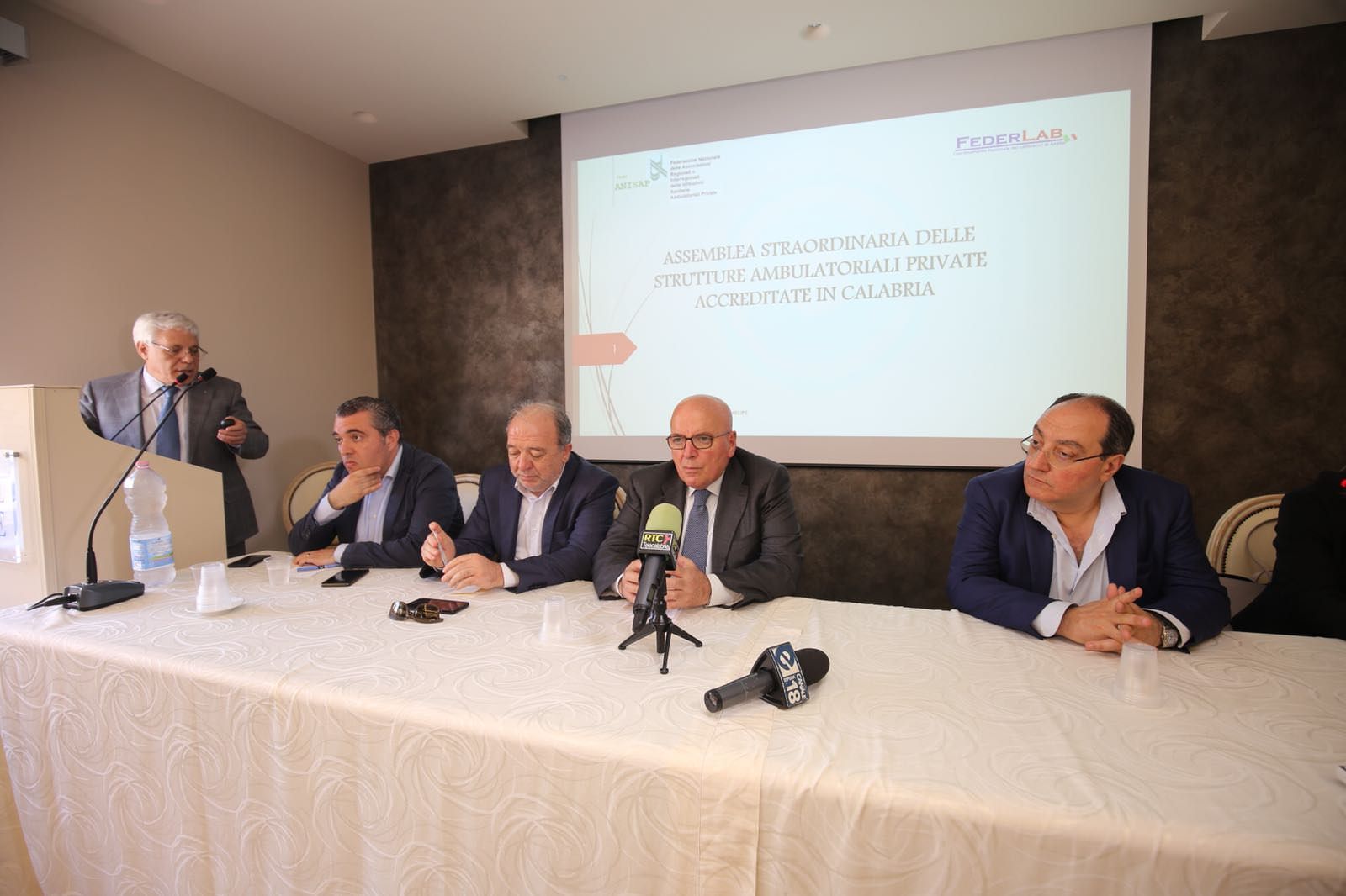 Ambulatori privati, Oliverio sospende la protesta