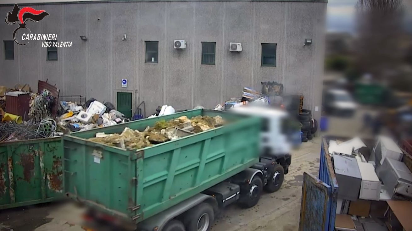 I rifiuti abbandonati e dati alle fiamme. A Vibo come nella “Terra dei fuochi”