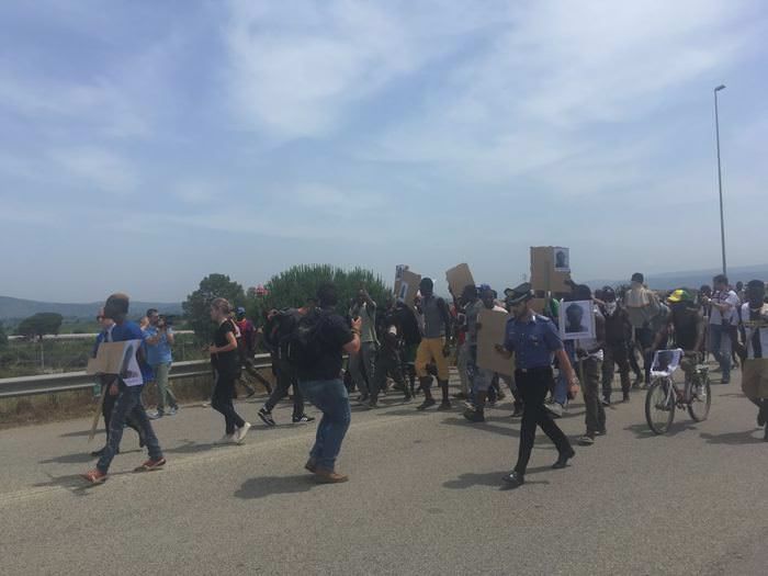 Il prefetto ringrazia i migranti. «Ora abbattere la baraccopoli» – VIDEO