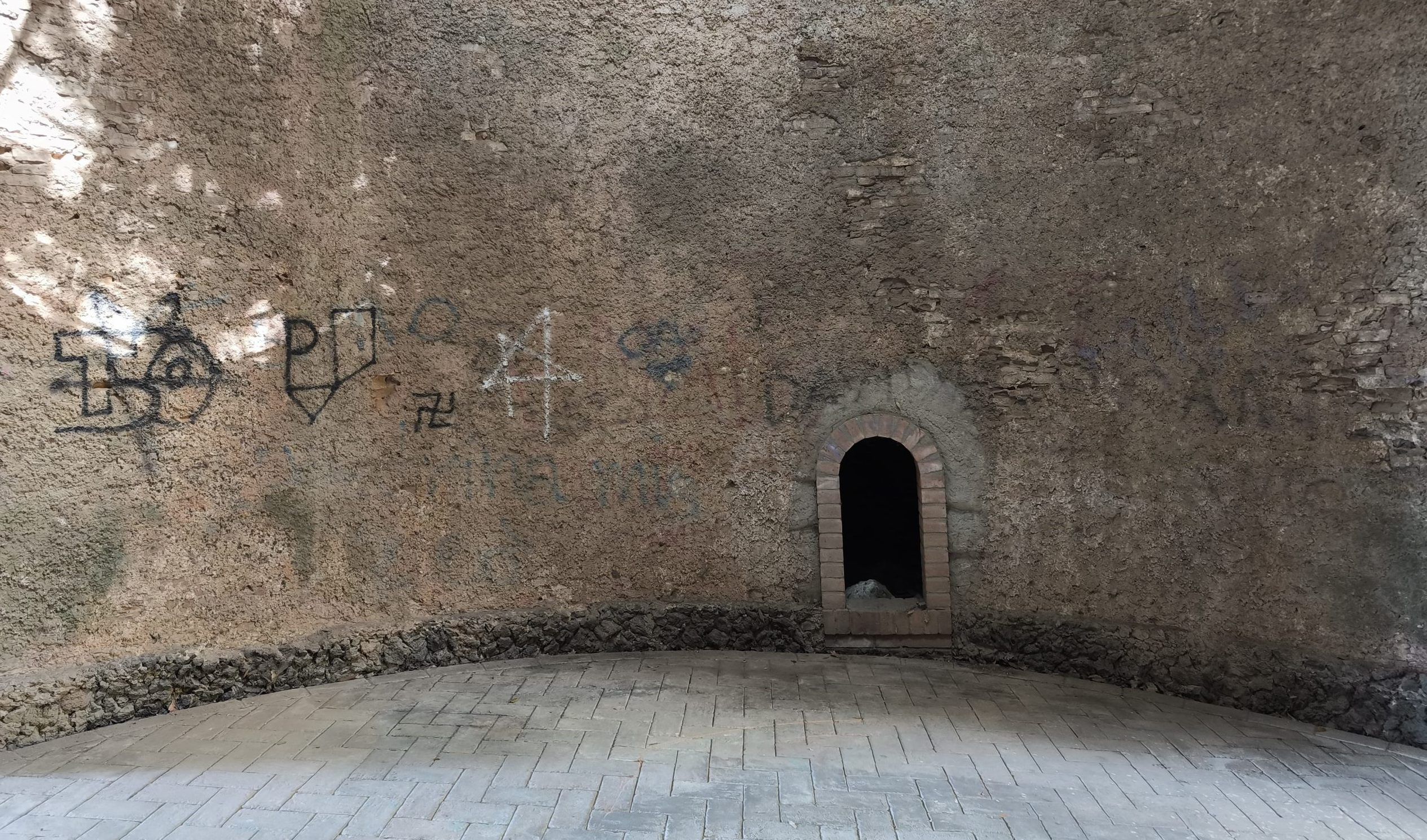 Il flop della riapertura di Villa Gagliardi: svastiche, secchi di vernice e rami abbandonati