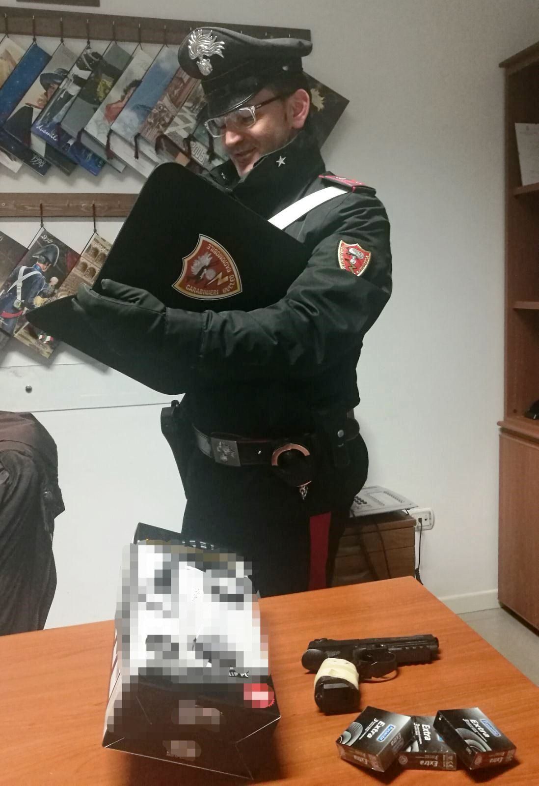 Tenta di rapinare due donne, poi ripiega sul sexy shop: arrestato